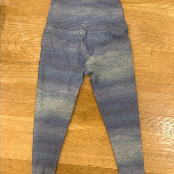 Beyond Yoga Softmark High waisted Midi Leggings in Watercolor Blue - Picture 3 of 5